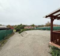 Prenájom, penzión Podhájska - EXKLUZÍVNE HALO REALITY - Exteriér v Podhájskej vedľa hotelov a penziónov, štrkom pokrytý dvor a prístrešok.