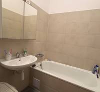 Prenájom moderného 2-izbového bytu v centre Komárna, 40 m² – Petőfiho  - Kúpeľňa s vaňou a umývadlom, súčasť 2-izbového bytu.