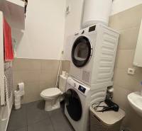 Prenájom moderného 2-izbového bytu v centre Komárna, 40 m² – Petőfiho  - Kúpeľňa v 2-izbovom byte s práčkou, sušičkou, toaletou a umývadlom.