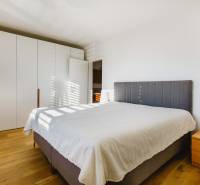 PREDAJ  kompletne prerobený 3 izbový rodinný dom, Nitra - centrum - Spálňa s veľkou posteľou, šatníkovou skriňou a podlahou s dreveným dekorom v rodinnom dome.