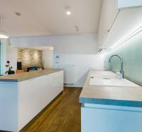 PREDAJ  kompletne prerobený 3 izbový rodinný dom, Nitra - centrum - Kuchyňa s ostrovčekom, tehlovou stenou a podlahou s dreveným dekorom v rodinnom dome.