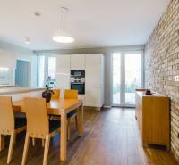 PREDAJ  kompletne prerobený 3 izbový rodinný dom, Nitra - centrum - Kuchyňa v rodinnom dome s tehlovou stenou a podlahou s dreveným dekorom.