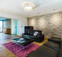 PREDAJ  kompletne prerobený 3 izbový rodinný dom, Nitra - centrum - Obývacia izba v rodinnom dome s tehlovou stenou a podlahou s dreveným dekorom.