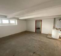 PREDAJ  kompletne prerobený 3 izbový rodinný dom, Nitra - centrum - Prázdna miestnosť v rodinnom dome s oknami a kotlom.