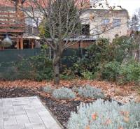 PREDAJ  kompletne prerobený 3 izbový rodinný dom, Nitra - centrum - Záhrada pri rodinnom dome v Nitre, so stromami, trvalkami a dláždenou plochou.