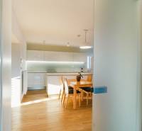 PREDAJ  kompletne prerobený 3 izbový rodinný dom, Nitra - centrum - Kuchyňa v rodinnom dome s podlahou s dreveným dekorom a jedálenským stolom.