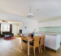 PREDAJ kompletne prerobený 3 izbový rodinný dom, Nitra - centrum - Kuchyňa a obývačka v rodinnom dome s podlahou s dreveným dekorom a svetlým nábytkom.