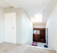 PREDAJ  kompletne prerobený 3 izbový rodinný dom, Nitra - centrum - Interiér rodinného domu s dlažbou a bielymi stenami, schodisko a svetlík.