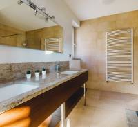 PREDAJ  kompletne prerobený 3 izbový rodinný dom, Nitra - centrum - Kúpeľňa v rodinnom dome s kamenným umývadlom, zrkadlom a veľkým oknom.