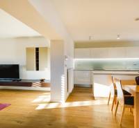 PREDAJ  kompletne prerobený 3 izbový rodinný dom, Nitra - centrum - Rodinný dom s otvorenou kuchyňou, dreveným dekorom podlahy a jedálenským stolom.