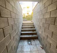 PREDAJ  kompletne prerobený 3 izbový rodinný dom, Nitra - centrum - Pivničný vchod v rodinnom dome v Nitre s kamennými stenami a schodmi.