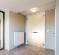 PREDAJ  kompletne prerobený 3 izbový rodinný dom, Nitra - centrum - Vstupná hala v rodinnom dome s minimalistickým dizajnom, zrkadlom a svetlými stenami.