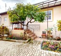 Predaj, rodinný dom Lučenec, centrum - EXKLUZÍVNE HA... - Rodinný dom v Lučenci s upraveným dvorom, kvetinovou záhradou a tehlovou dlažbou.