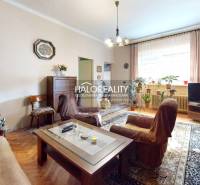 Predaj, rodinný dom Lučenec, centrum - EXKLUZÍVNE HA... - Obývačka s rustikálnym nábytkom, kvetmi a podlahou s dreveným dekorom v rodinnom dome.