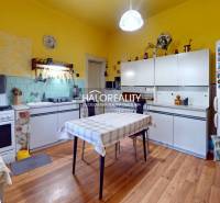 Predaj, rodinný dom Lučenec, centrum - EXKLUZÍVNE HA... - Jasná kuchyňa v rodinnom dome s bielymi skrinkami a podlahou s dreveným dekorom.