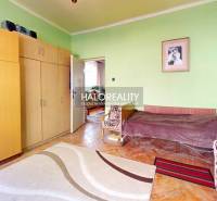 Predaj, rodinný dom Lučenec, centrum - EXKLUZÍVNE HA... - Izba v rodinnom dome s podlahou s dreveným dekorom, zelené steny, nábytok, obrázky.