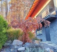 NOVOSTAVBA: 6-izbová CHATA, VL pozemok 484 m2 v Martine  - Chata v Stráňach pri Martine obklopená jesennou prírodou a kamennými detailmi.