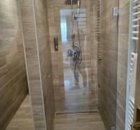 NOVOSTAVBA: 6-izbová CHATA, VL pozemok 484 m2 v Martine  - Sprchový kút s keramickým obkladom a podlahou s dreveným dekorom v chate.