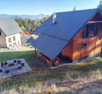 NOVOSTAVBA: 6-izbová CHATA, VL pozemok 484 m2 v Martine  - Chata v Martine na Stráňach obklopená prírodou s výhľadom na hory a ohnisko.