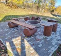 NOVOSTAVBA: 6-izbová CHATA, VL pozemok 484 m2 v Martine  - V Martine na Stráňach kúsok od chaty nájdeš vonkajšie ohnisko s drevenými lavičkami.