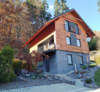 NOVOSTAVBA: 6-izbová CHATA, VL pozemok 484 m2 v Martine - Chata v Stráňach v Martine obklopená jesenným lesom, s upraveným vonkajším prostredím.