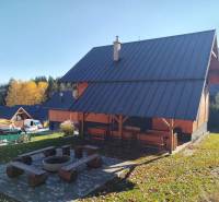 NOVOSTAVBA: 6-izbová CHATA, VL pozemok 484 m2 v Martine  - Chata na ulici Stráne v Martine s posedením a ohniskom obklopená prírodou.
