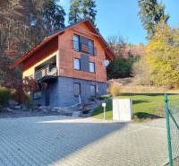 NOVOSTAVBA: 6-izbová CHATA, VL pozemok 484 m2 v Martine  - Chata v jesennom prostredí na Stráňach v Martine obklopená stromami a prírodou.