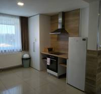 NOVOSTAVBA: 6-izbová CHATA, VL pozemok 484 m2 v Martine  - Interiér chaty s kuchynským kútom a bielymi spotrebičmi, podlaha s dlažbou.