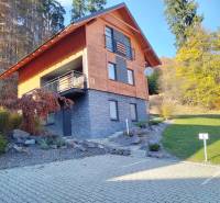 NOVOSTAVBA: 6-izbová CHATA, VL pozemok 484 m2 v Martine  - Chata v Martine na Stráňach s kamenným obkladom, dreveným dekorom a parkovacím miestom.