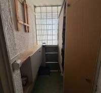 3 izbový zrekonštruovaný byt na prenájom - Martin - Úložný priestor v 3-izbovom byte s regálmi a presklenou stenou.