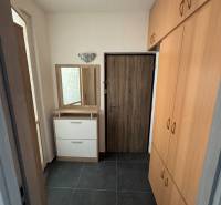 3 izbový zrekonštruovaný byt na prenájom - Martin - Chodba s tmavou dlažbou a vstavanou skriňou v 3-izbovom byte.