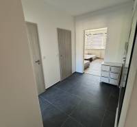 3 izbový zrekonštruovaný byt na prenájom - Martin - Vstupná chodba v 3-izbovom byte s tmavou dlažbou a svetlými dverami.