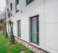 Na prenájom kancelária  15 m²,  v novostavbe, Odborárska ulica, voľná - Fasáda budovy na Odborárskej ulici v Bratislave - Novom Meste s upravenou zeleňou.