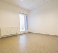 Na prenájom kancelária  15 m²,  v novostavbe, Odborárska ulica, voľná - Prázdna kancelária s oknom, radiátorom a podlahou.