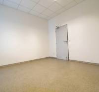 Na prenájom kancelária  15 m²,  v novostavbe, Odborárska ulica, voľná - Prázdna miestnosť s bielymi stenami a dverami, kancelárie.