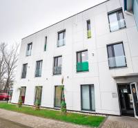 Na prenájom kancelária  15 m²,  v novostavbe, Odborárska ulica, voľná - Exteriér kancelárií na Odborárskej ulici v Bratislave - Novom Meste so zeleným trávnikom.