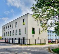 Na prenájom kancelária  15 m²,  v novostavbe, Odborárska ulica, voľná - Budova kancelárií na Odborárskej ulici v Bratislave - Novom Meste, obklopená zeleňou.