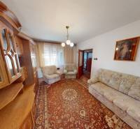 Rodinný dom v obci Bojná - Obývacia izba v rodinnom dome s klasickou obývacou stenou a kobercom.