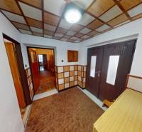 Rodinný dom v obci Bojná - Chodba v rodinnom dome, obložené steny a podlaha s dreveným dekorom.