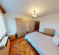 Rodinný dom v obci Bojná - Spálňa v rodinnom dome s posteľou a skriňou, podlaha s dreveným dekorom.