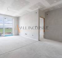 ALL INCLUSIVE I 3 IZBOVÉ BYTY S TERASOU, SO ZÁHRADOU + 2 PARK. MIESTA - Svetlý interiér 3-izbového bytu s veľkými oknami a výhľadom na prírodu.