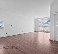 ALL INCLUSIVE I 3 IZBOVÉ BYTY S TERASOU, SO ZÁHRADOU + 2 PARK. MIESTA - Priestranná miestnosť s podlahou s dreveným dekorom, svetlé steny, veľké okno.