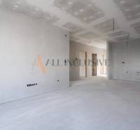 ALL INCLUSIVE I 3 IZBOVÉ BYTY S TERASOU, SO ZÁHRADOU + 2 PARK. MIESTA - Prázdny interiér 3-izbového bytu s betónovým podkladom a ešte bez dokončenia stien.