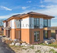 ALL INCLUSIVE I 3 IZBOVÉ BYTY S TERASOU, SO ZÁHRADOU + 2 PARK. MIESTA - Novostavba rodinného domu na ulici Kráľov Brod v Šali so záhradou.