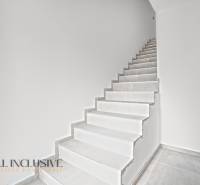 ALL INCLUSIVE I 3 IZBOVÉ BYTY S TERASOU, SO ZÁHRADOU + 2 PARK. MIESTA - Schodisko s bielymi stenami a dlažbou v 3-izbovom byte.