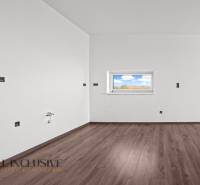 ALL INCLUSIVE I 3 IZBOVÉ BYTY S TERASOU, SO ZÁHRADOU + 2 PARK. MIESTA - Prázdna miestnosť v 3-izbovom byte s podlahou s dreveným dekorom a bielymi stenami.