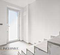 ALL INCLUSIVE I 3 IZBOVÉ BYTY S TERASOU, SO ZÁHRADOU + 2 PARK. MIESTA - Chodba s dverami a schodiskom v 3-izbovom byte, podlaha s dreveným dekorom.