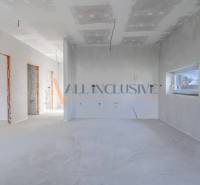 ALL INCLUSIVE I 3 IZBOVÉ BYTY S TERASOU, SO ZÁHRADOU + 2 PARK. MIESTA - Interiér 3-izbového bytu vo fáze rekonštrukcie s nedokončenými stenami a elektroinštaláciou.