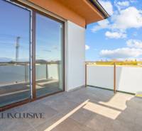 ALL INCLUSIVE I 3 IZBOVÉ BYTY S TERASOU, SO ZÁHRADOU + 2 PARK. MIESTA - Balkón v 3-izbovom byte s výhľadom na okolie mesta Kráľov Brod.