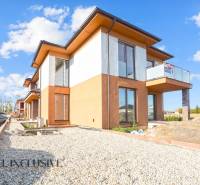 ALL INCLUSIVE I 3 IZBOVÉ BYTY S TERASOU, SO ZÁHRADOU + 2 PARK. MIESTA - Novostavba 3-izbového bytu v Kráľovom Brode s priľahlým dvorom a zaskleným balkónom.